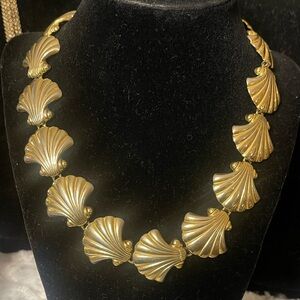 202 Elegant Gold Shell Necklace